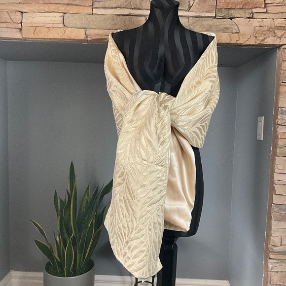 Jessica McClintock Satin Metallic Oversized Bridal Wrap Party Gala Cream Gold OS - Picture 2 of 9